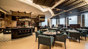 2 restoran, kahvaltı, öğle yemeği sunulur, Pan Asya mutfağı