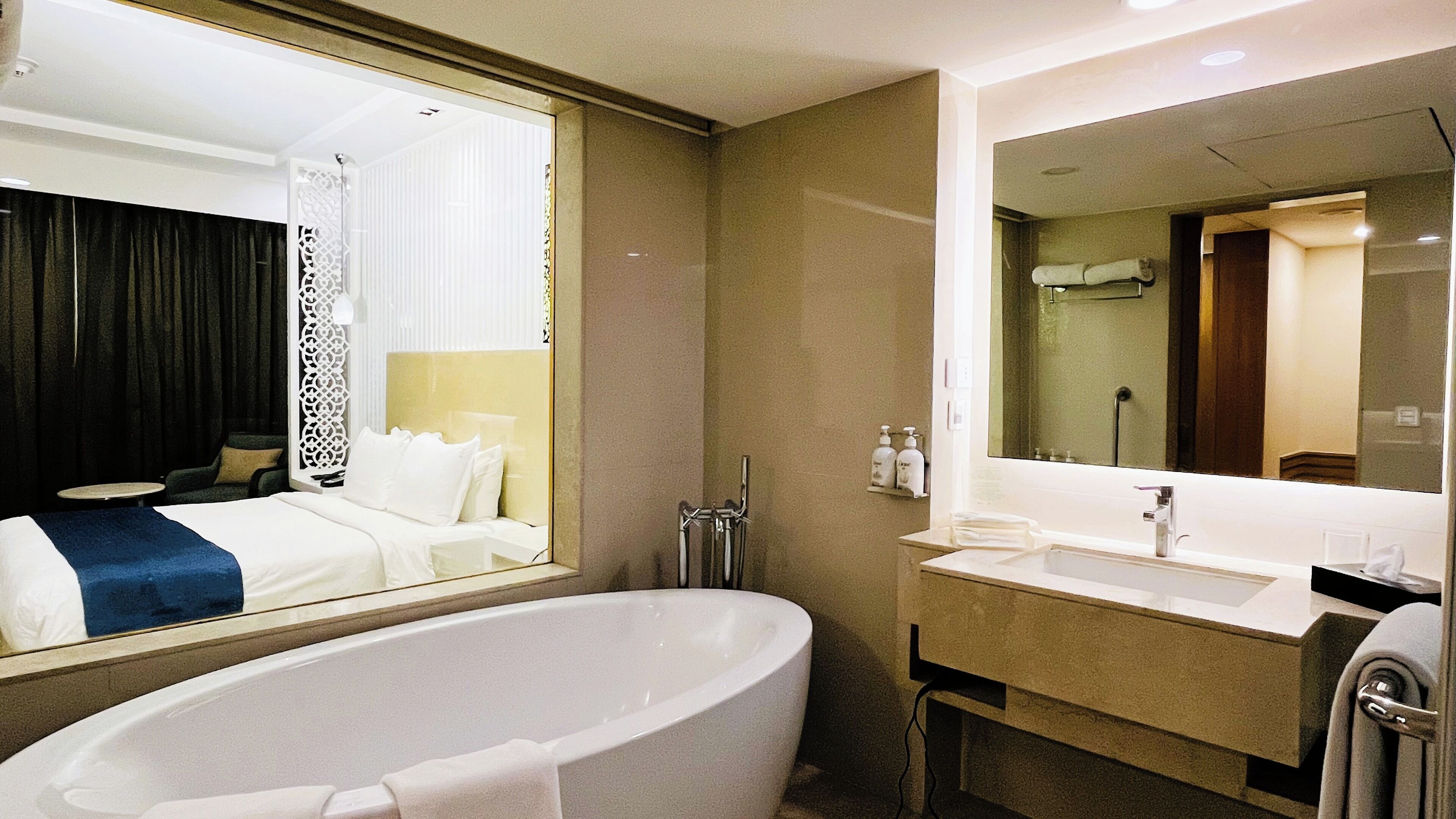 premium bedding, minibar, in-room safe, desk