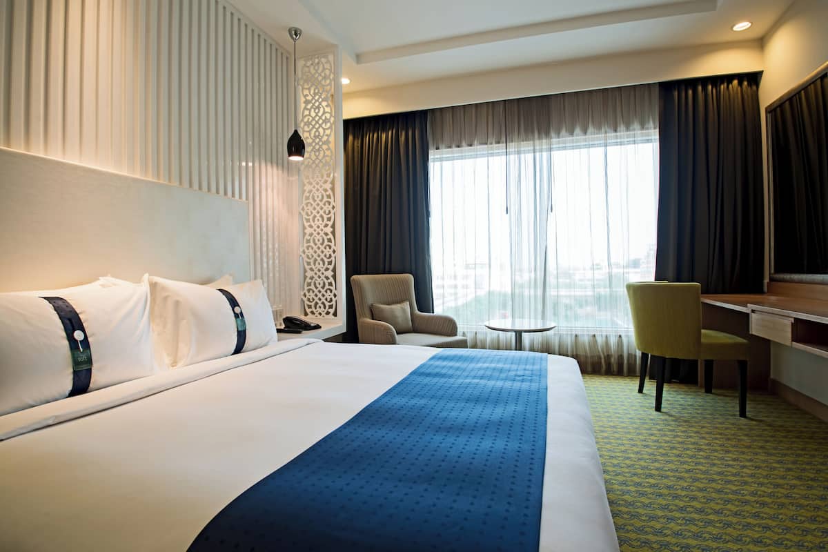 Peralatan tempat tidur premium, bar mini, peti besi dalam bilik, meja 