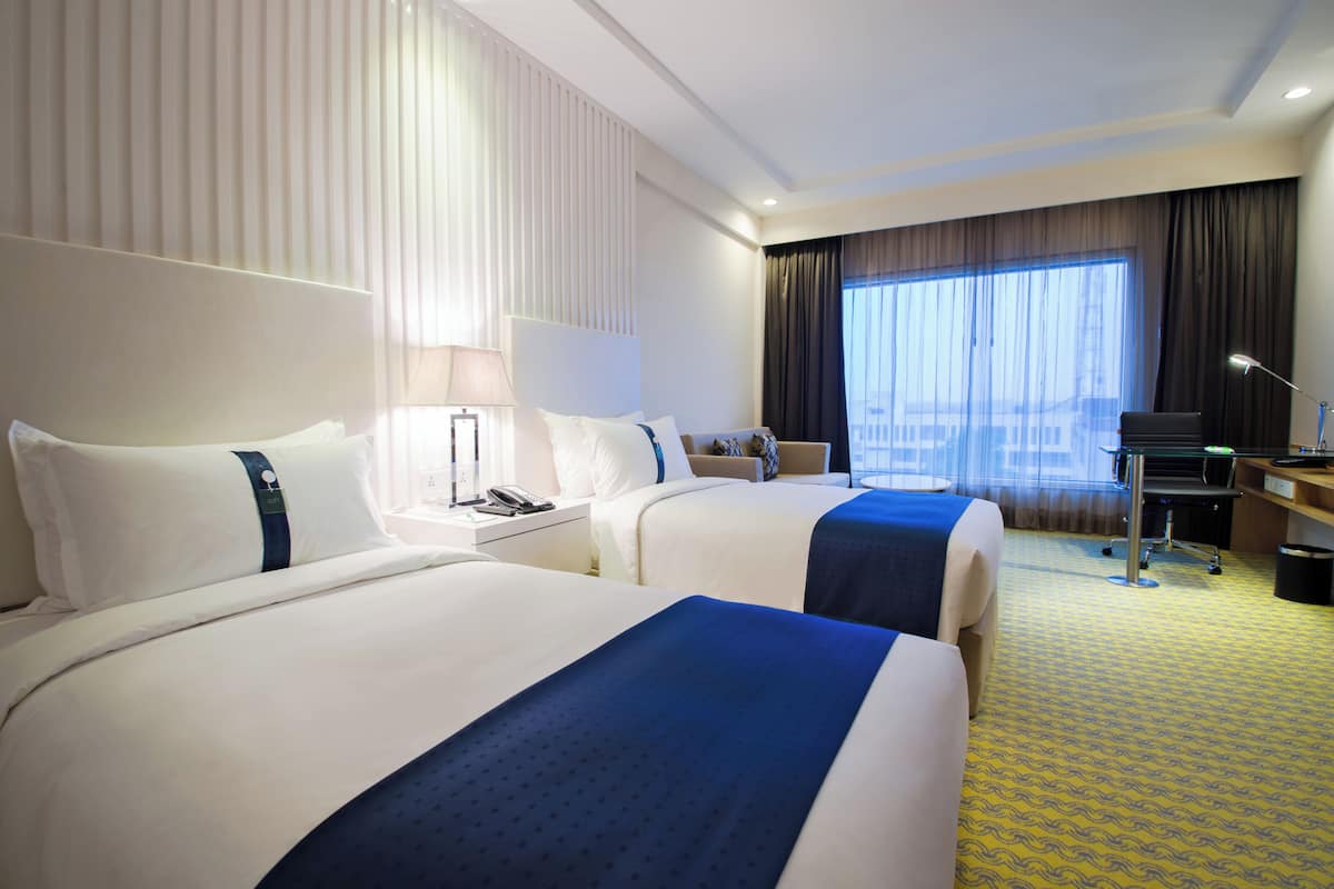 Peralatan tempat tidur premium, bar mini, peti besi dalam bilik, meja 