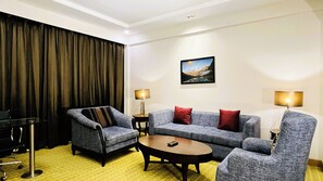 Ropa de cama de alta calidad, minibar, caja fuerte y escritorio