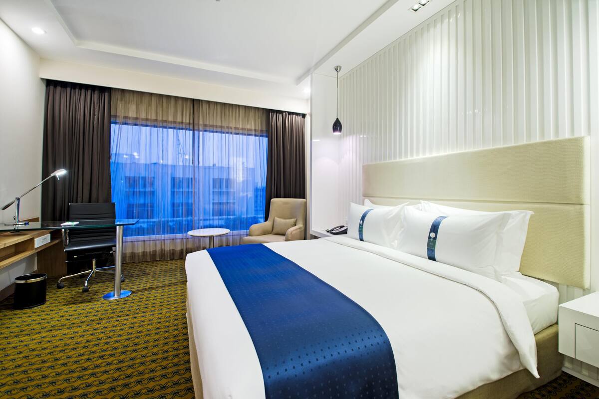 Peralatan tempat tidur premium, bar mini, peti besi dalam bilik, meja 