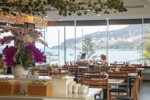 Breakfast, lunch, dinner served; Vietnamese cuisine, beach views 