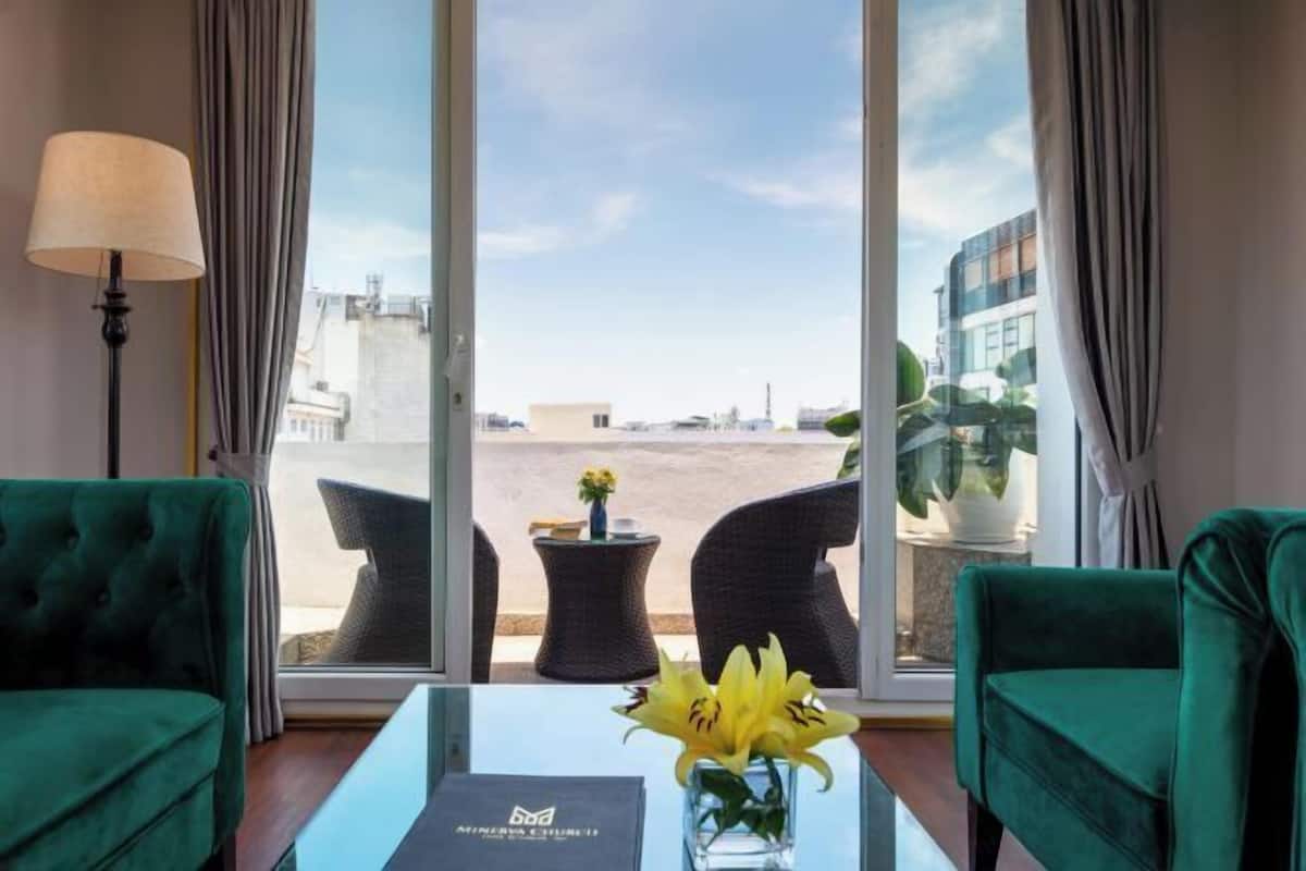 Oppholdsområde | En 32-tommers LCD-TV med Parabol-TV samt TV