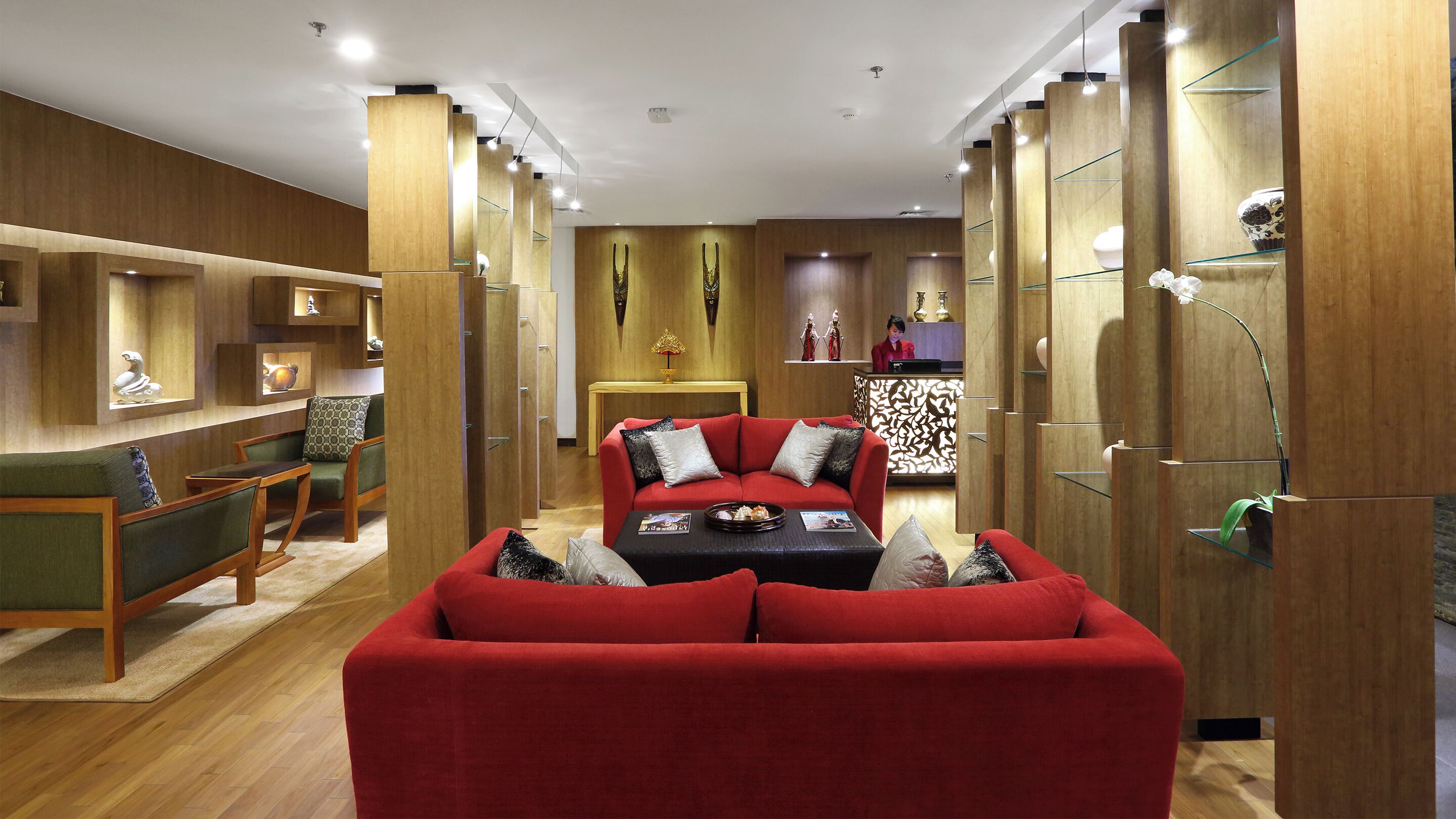 2 bars/lounges, poolside bar