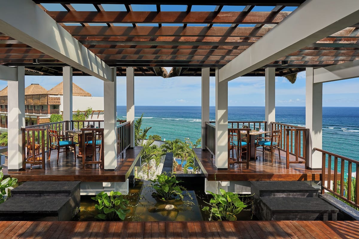 2 restaurants, breakfast, lunch, dinner served; asian cuisine