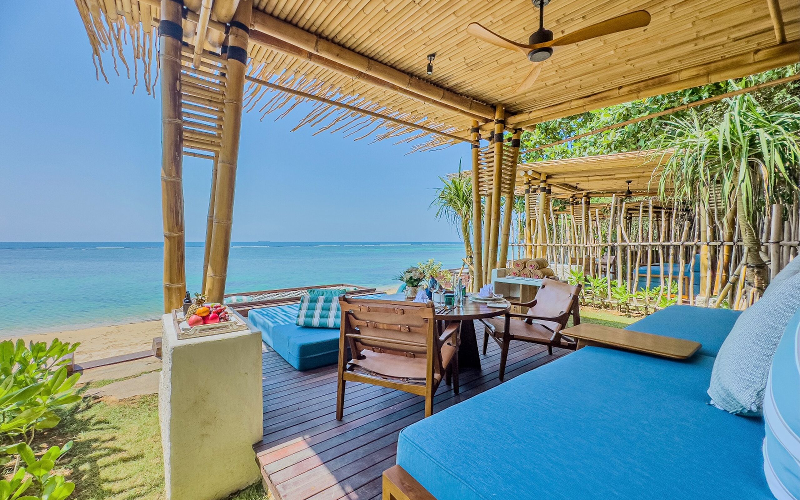 Privat strand, hvit sand, strandhåndklær og snorkling