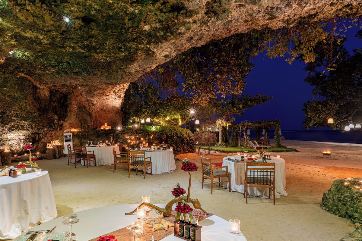 2 restaurants, breakfast, lunch, dinner served; asian cuisine