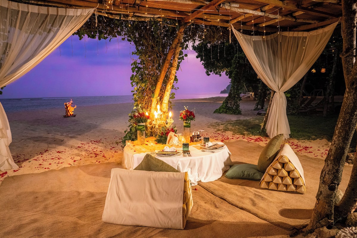 2 restaurants, breakfast, lunch, dinner served; asian cuisine