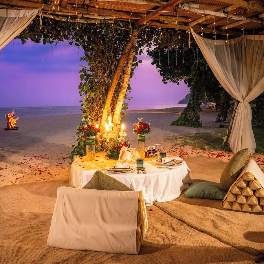 2 restaurants; breakfast, lunch, and dinner served