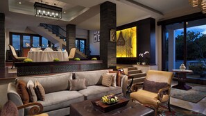 Habitación Royal, 2 habitaciones (Samabe Residence) | Área de sala de estar | Televisión LCD de 42 pulgadas con canales vía satélite y televisión 
