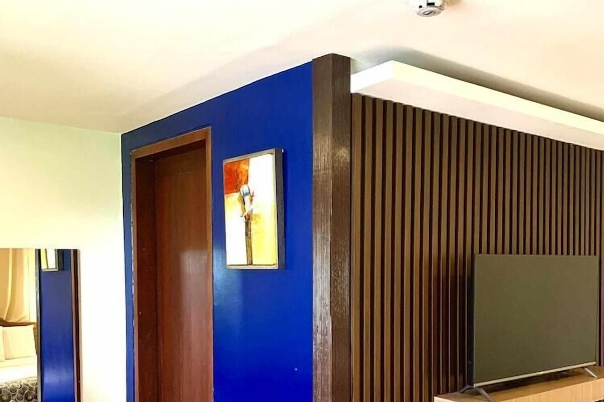 In-room safe, desk, WiFi (free), bed sheets