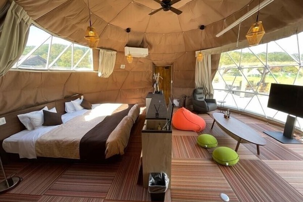 Tienda de lujo, no fumadores (Glamping,38SQM) | Edredones de plumas, caja fuerte, sistema de insonorización
