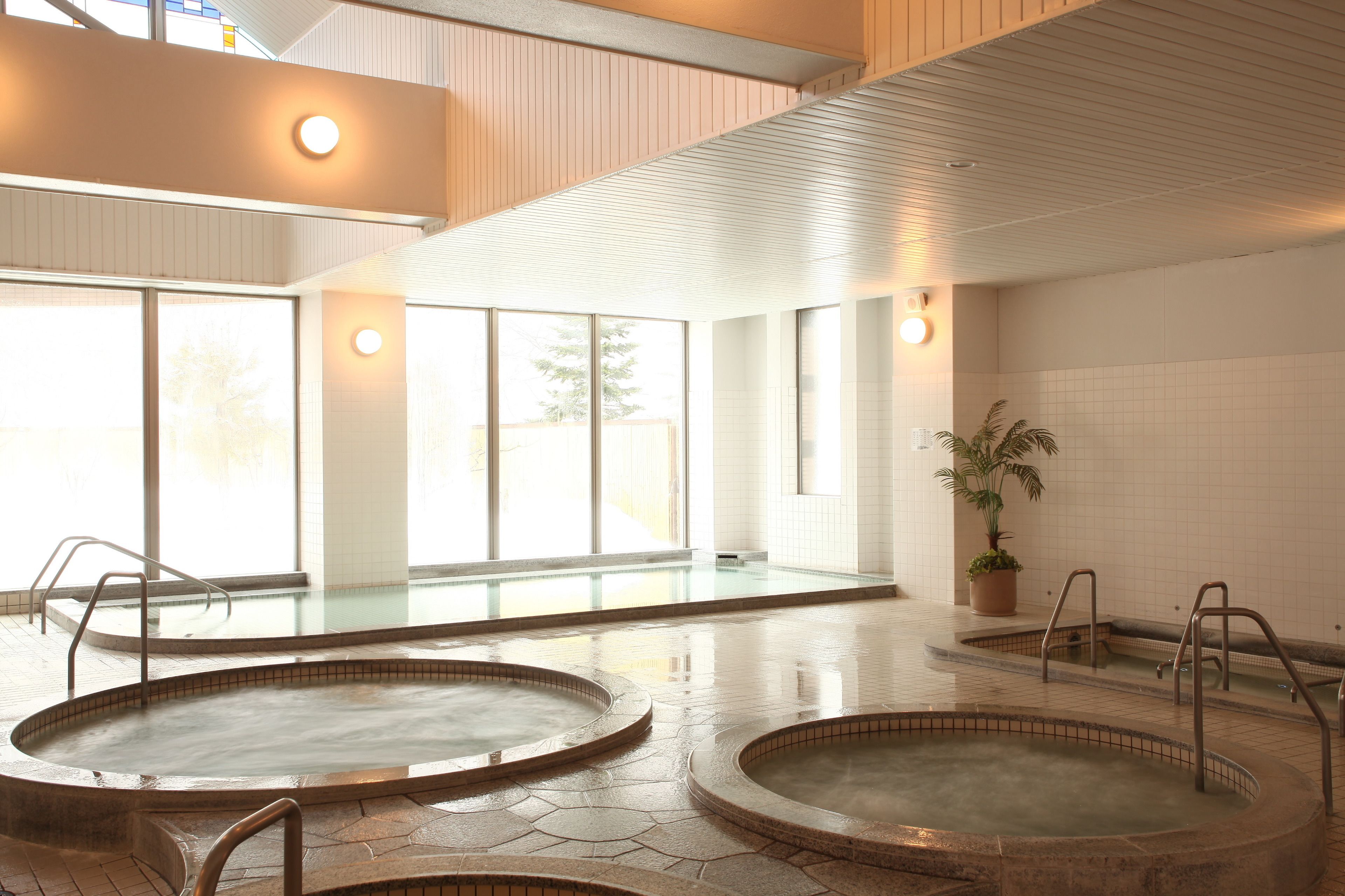 Indoor spa tub