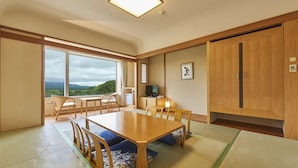 A traditional Japanese-style room with tatami flooring, a wooden dining table with cushions, and a large wardrobe. - LiVEMAX RESORT Greenpia Onuma (Mori)
