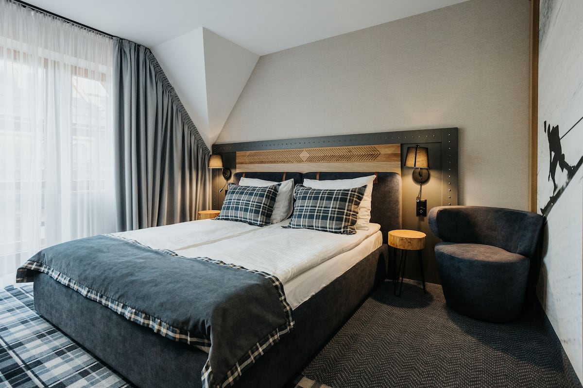 Iron/ironing board (on request), cribs (surcharge), WiFi (free)
