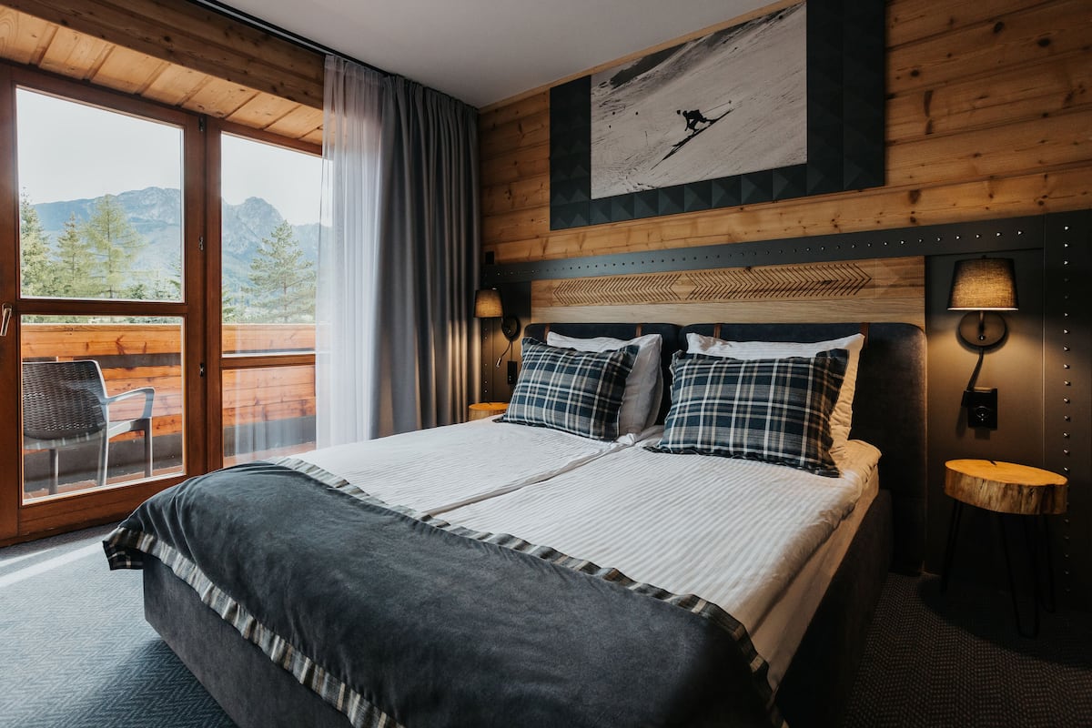 Deluxe Apartment, 2 Bedrooms, Kitchenette, Mountain View | 2 bedrooms, iron/ironing board, cots/infant beds, free WiFi