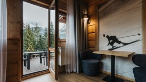 A wooden interior with a view of a deck and mountains. - Apartamenty Jan (Zakopane)
