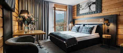 Chambre Deluxe double, 1 chambre, cuisinette, vue sur la montagne | Fer et planche à repasser, lit de bébé (supplément)