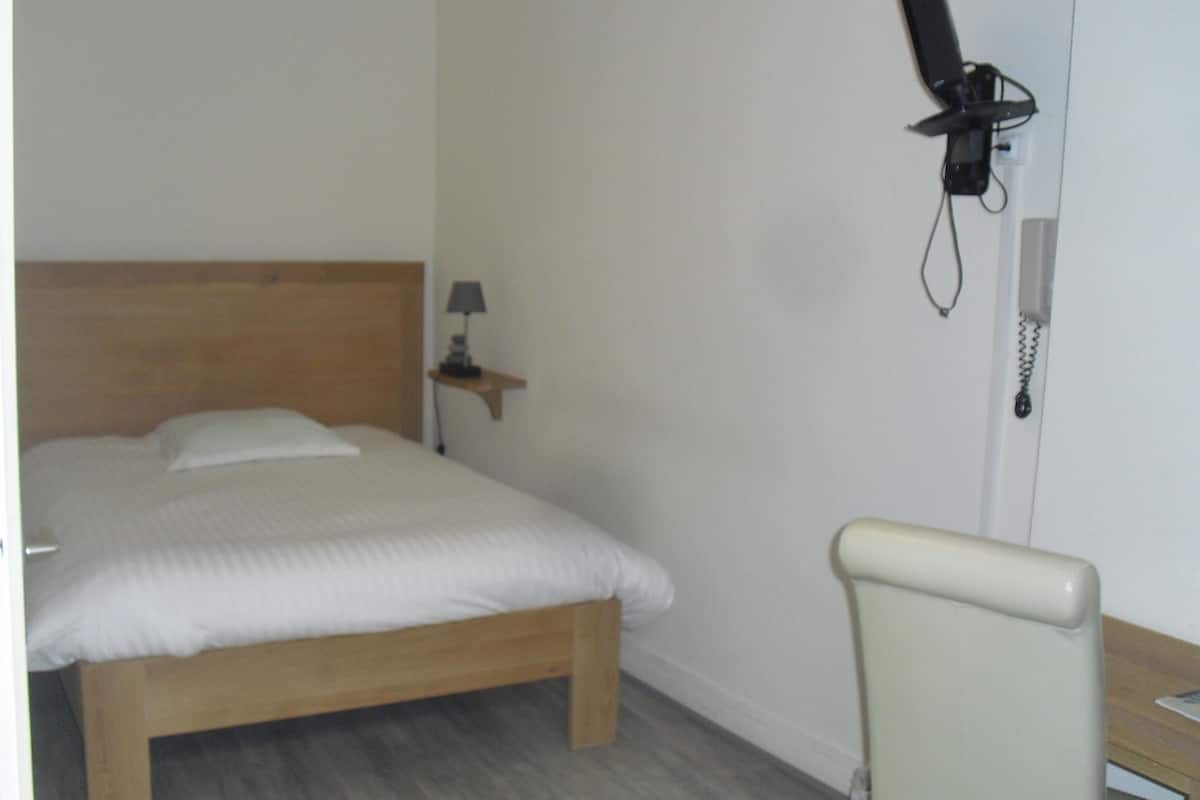 Classic Double Room | Desk, iron/ironing board (on request), rollaway beds (surcharge)