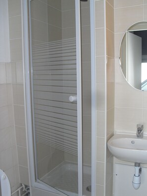 Classic Triple Room | Bathroom - Hotel New York (Nancy)