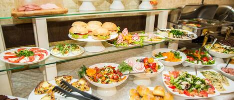 Dinner served, Regional cuisine, alfresco dining