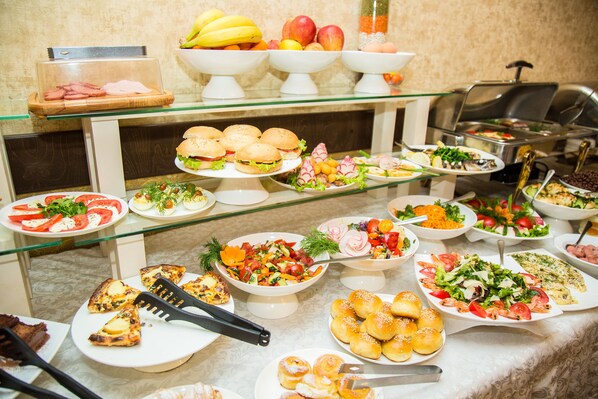 供应晚餐,地区菜,室外就餐