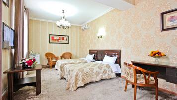 Deluxe-Doppelzimmer | Bettwäsche aus ägyptischer Baumwolle, Daunenbettdecken, Minibar