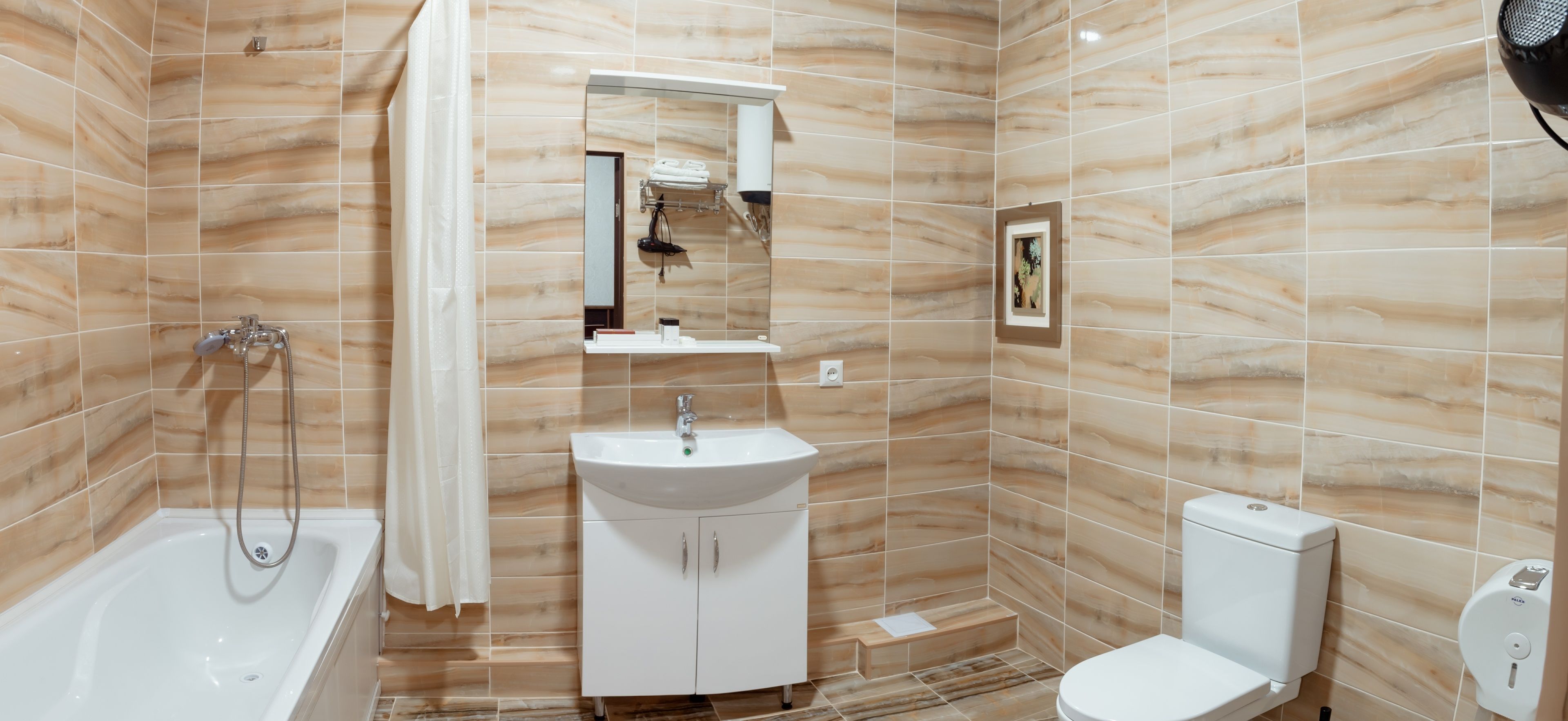 combined shower/bathtub, rainfall showerhead, free toiletries