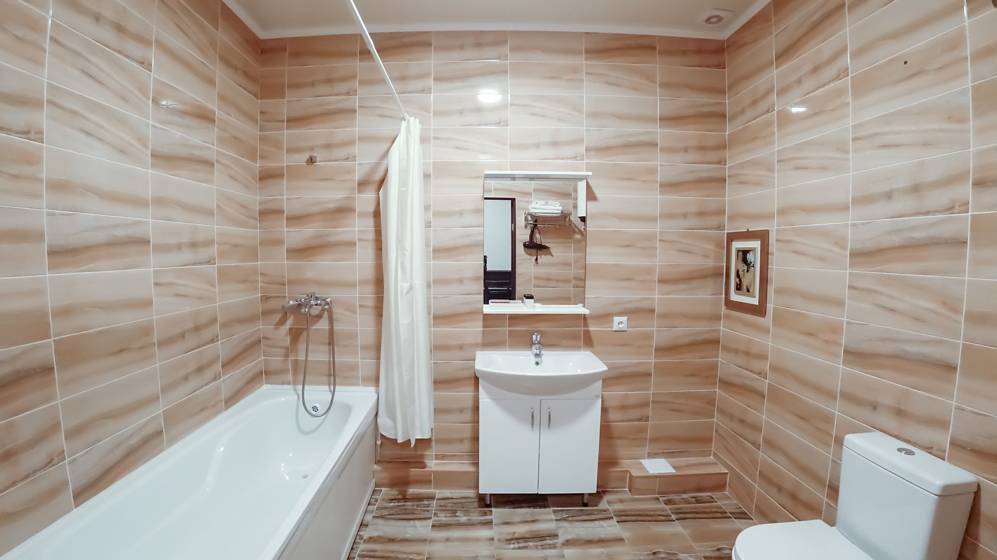 premium double room | bathroom | combined shower/bathtub, rainfall showerhead, free toiletries
