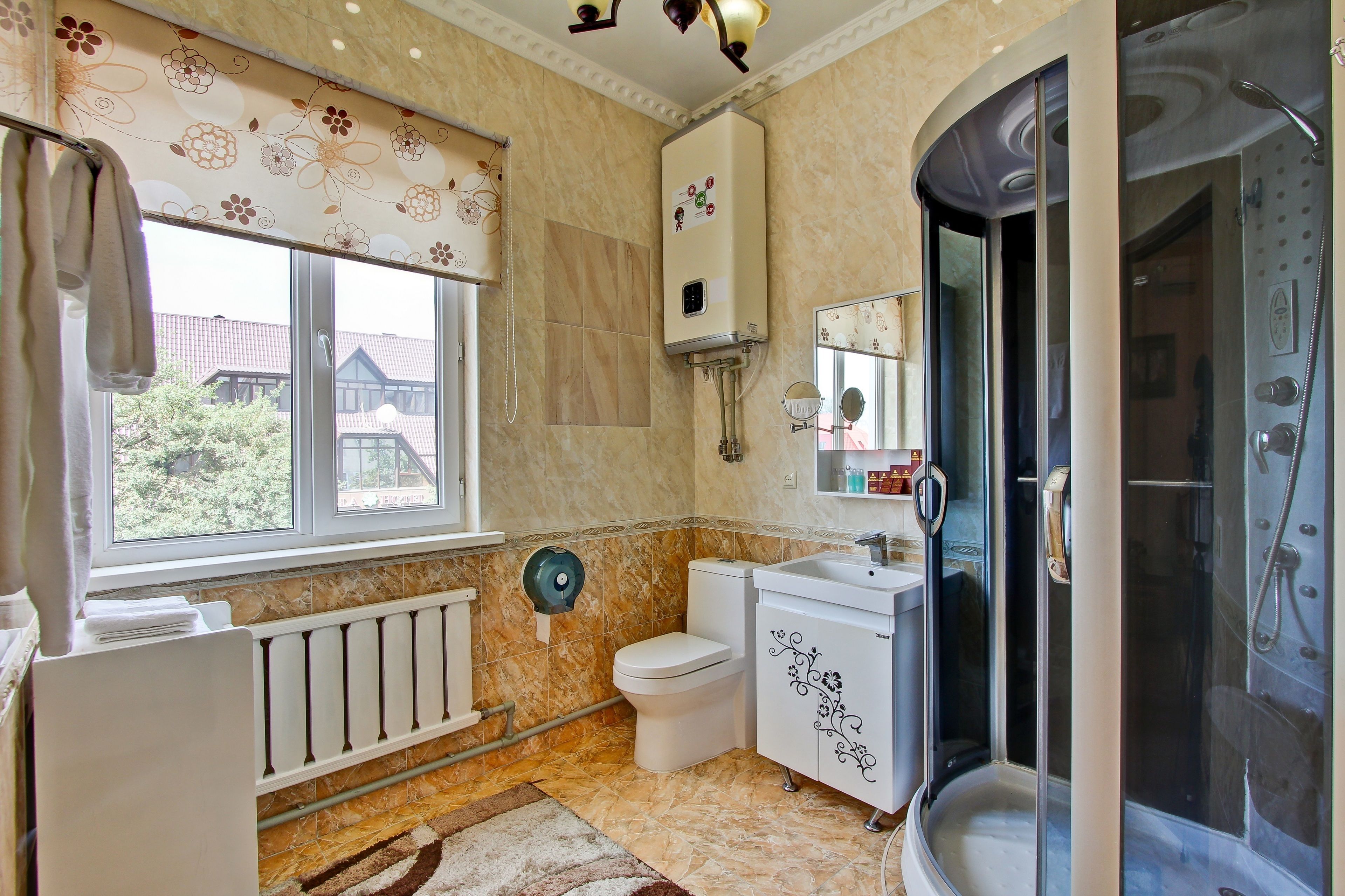 combined shower/bathtub, rainfall showerhead, free toiletries