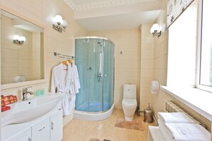 Suite | Bathroom | Combined shower/bathtub, rainfall showerhead, free toiletries - Grand Hotel (Bishkek)