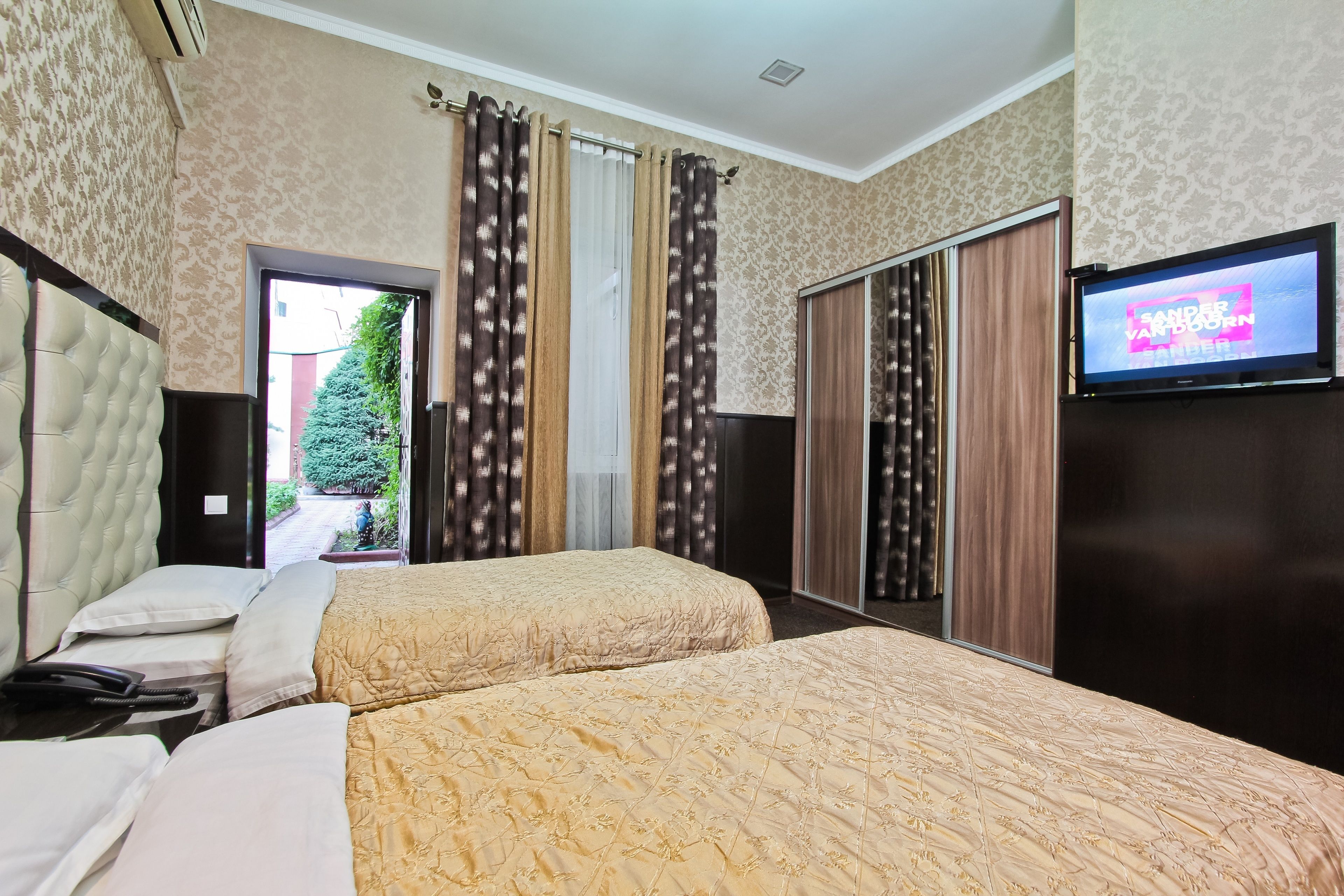 Habitación estándar con 1 cama doble o 2 individuales | Sábanas de algodón egipcio, edredones de plumas, minibar y caja fuerte