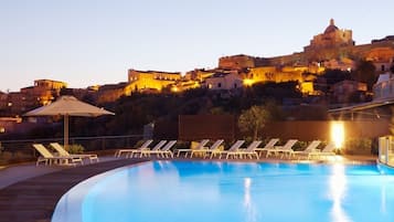 2 piscines extérieures, parasols de plage, chaises longues