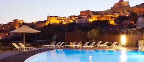 2 piscine all'aperto, ombrelloni da piscina, lettini