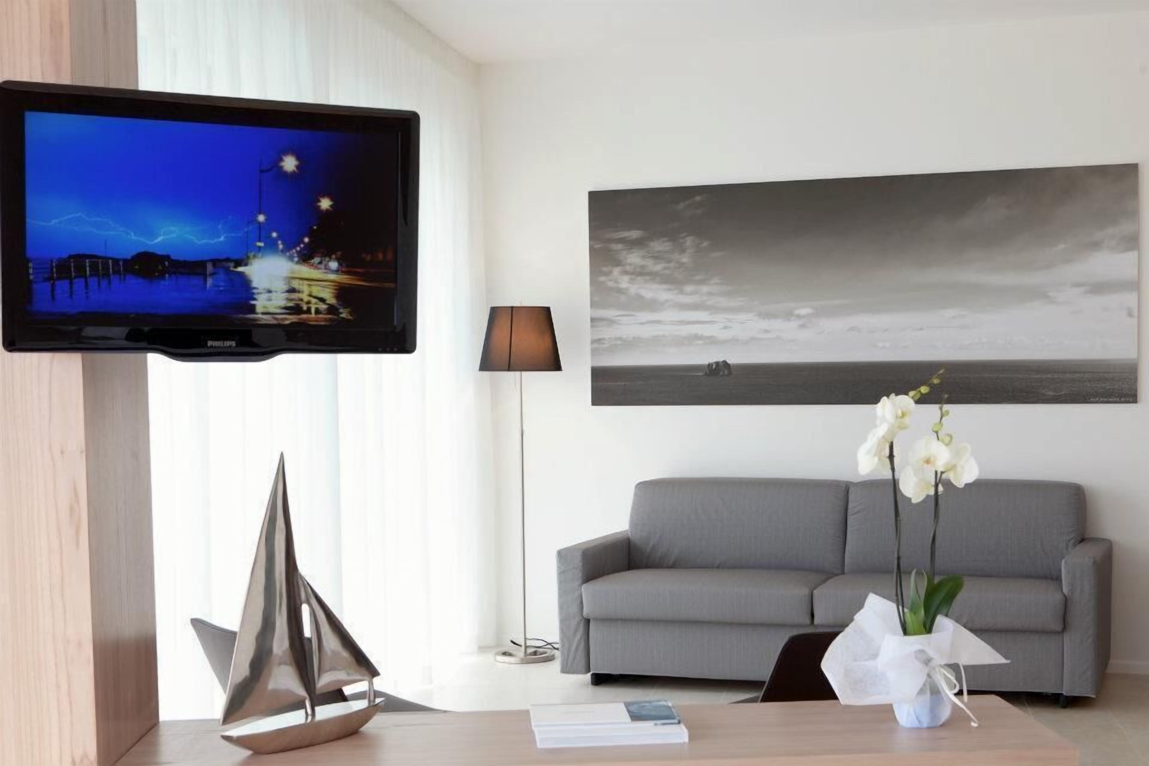 suite, jetted tub, sea view | living room | 26-inch tv with satellite channels