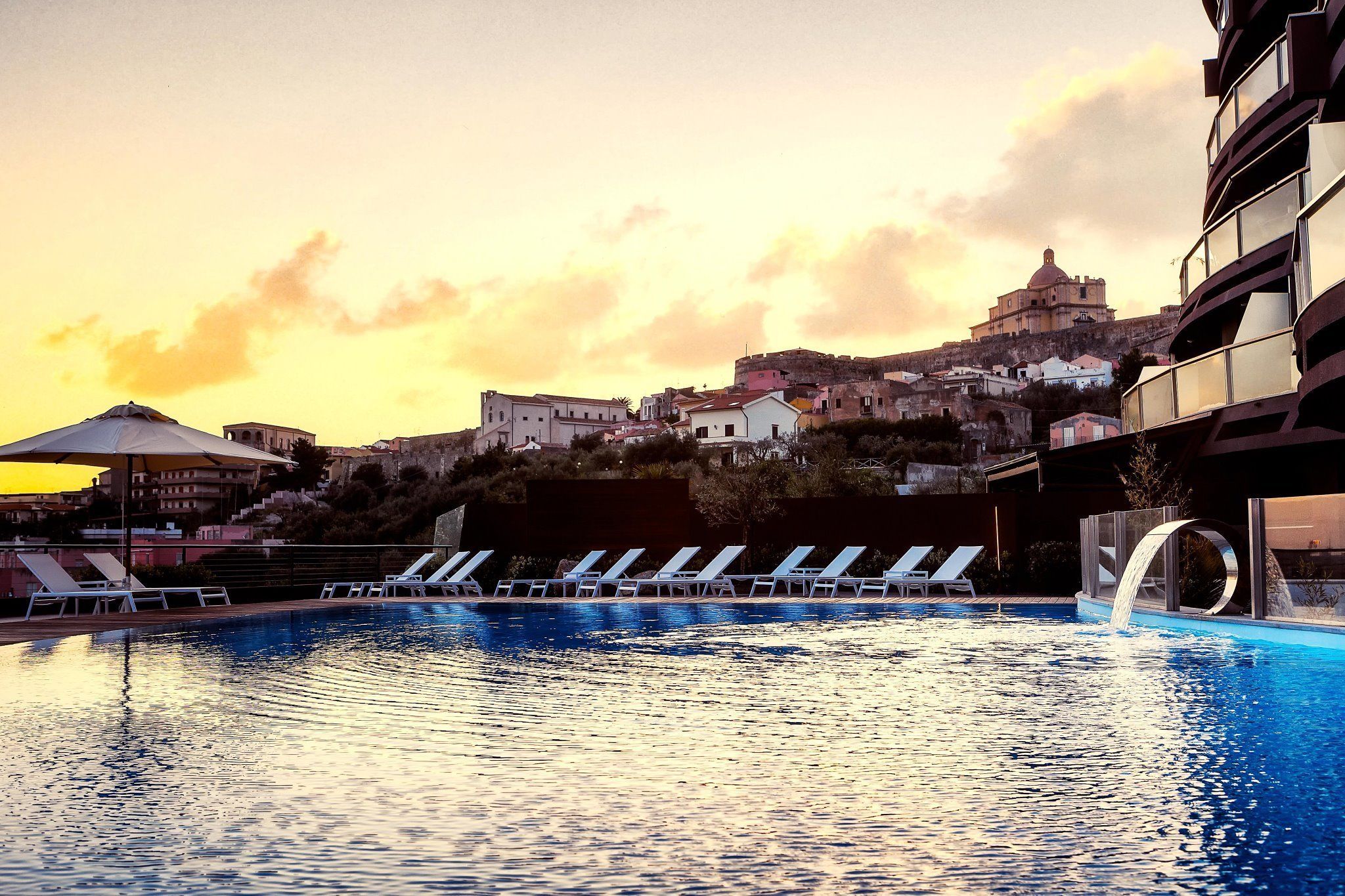 季節限定屋外プール、プール パラソル、サンラウンジャー