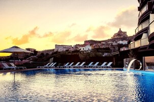 Seasonal outdoor pool, pool umbrellas, sun loungers