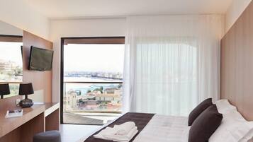 Copriletto in piuma, materassi in memory foam, minibar