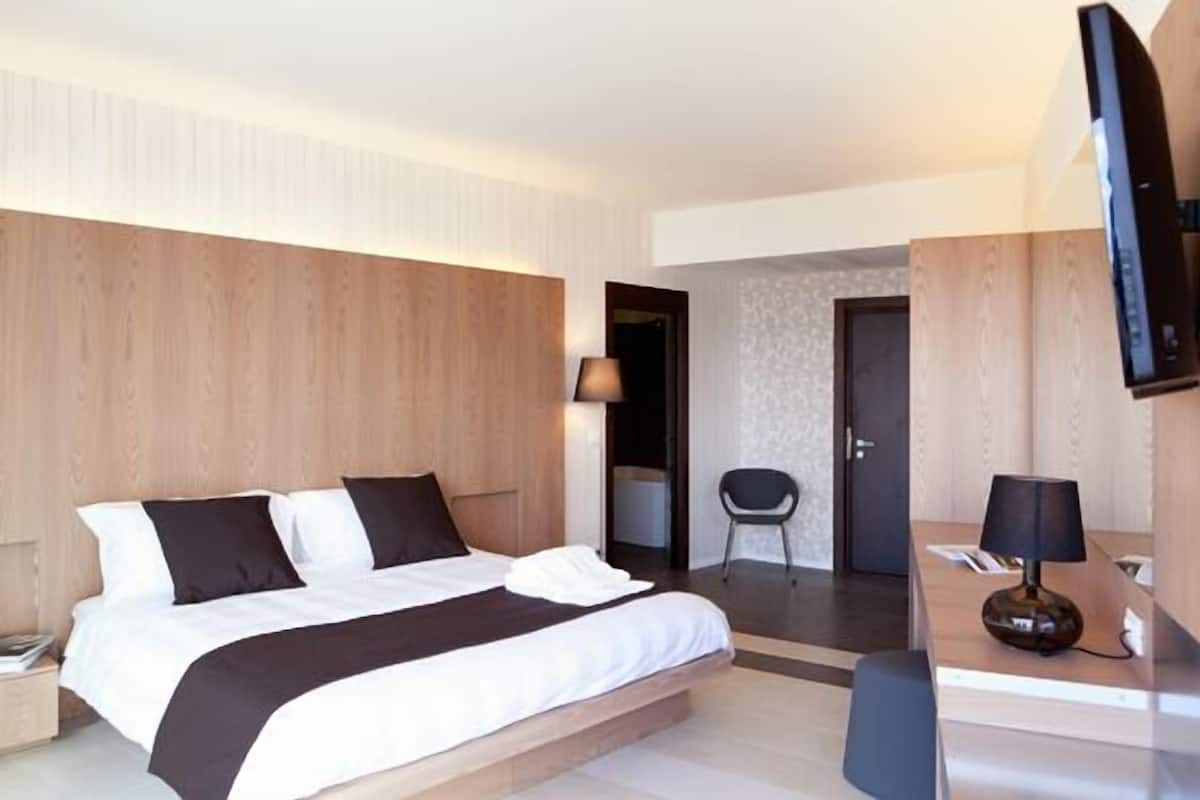 down duvets, memory-foam beds, minibar, in-room safe