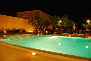 Udendørs pool, parasoller, liggestole