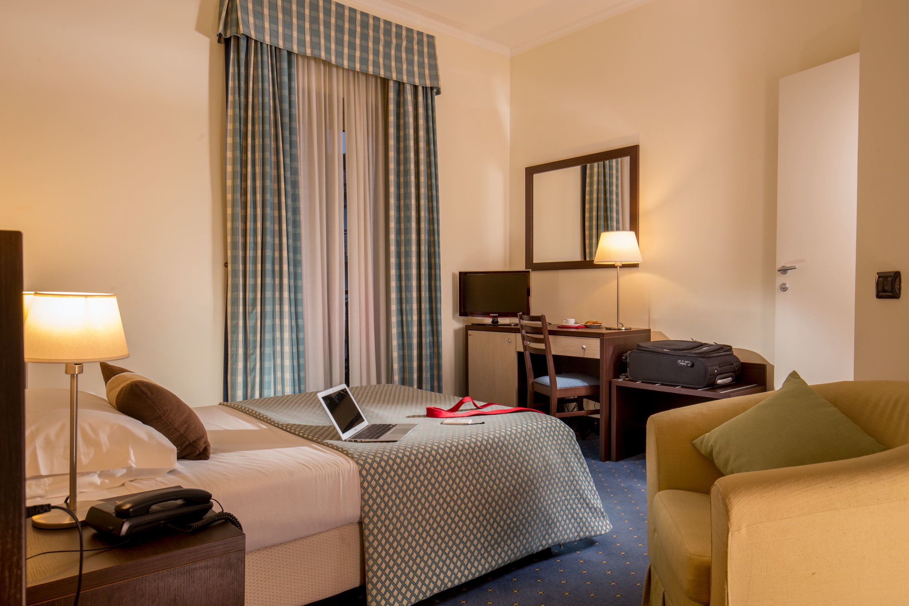 single room | 1 bedroom, minibar, in-room safe, desk