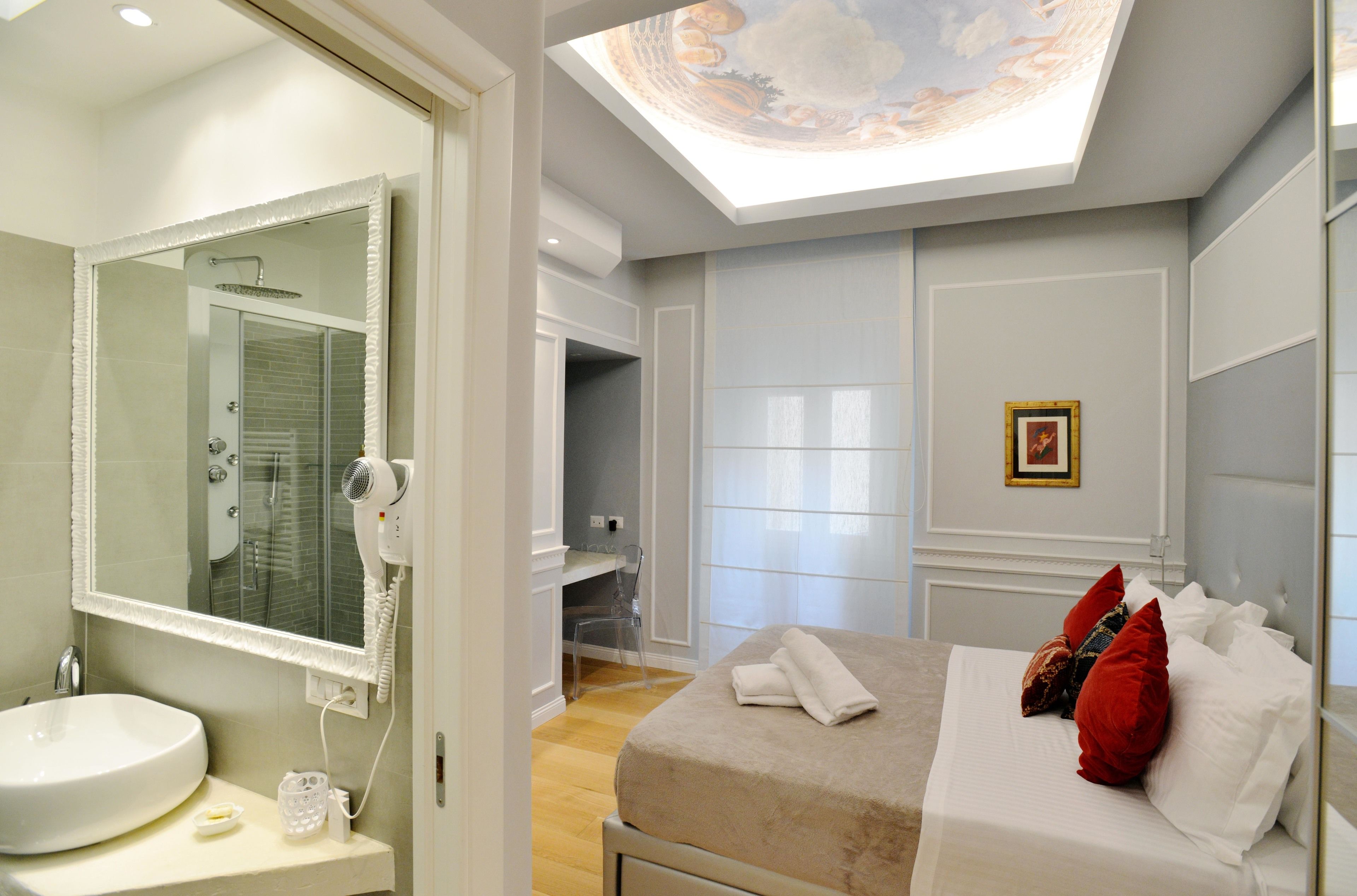 Frigobar, cofres nos quartos, escrivaninha, quartos à prova de som