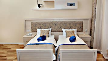 Standard-Zweibettzimmer, Stadtblick | Betten mit Memory-Foam-Matratzen, Minibar, Schreibtisch