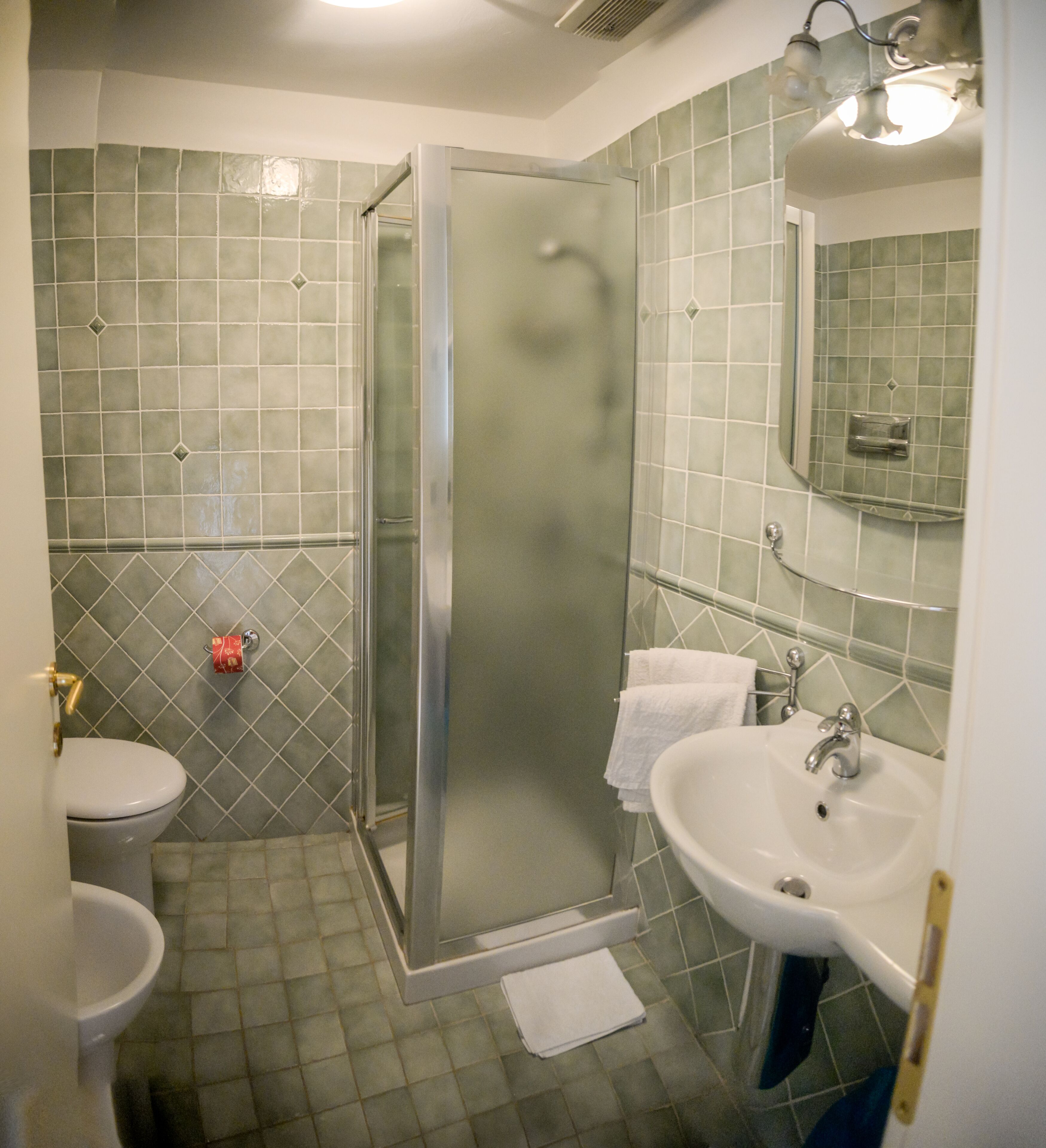 classic double room | bathroom | rainfall showerhead, hair dryer, bidet, towels