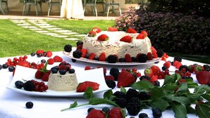 A dessert table with a cake and various berries. - Al Poggio Verde (Barghe)
