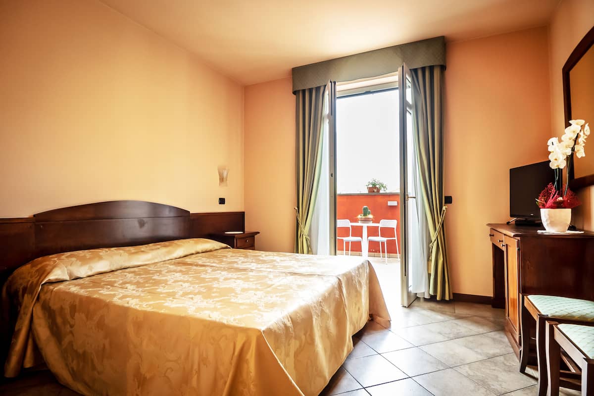 1 bedroom, in-room safe, desk, blackout curtains