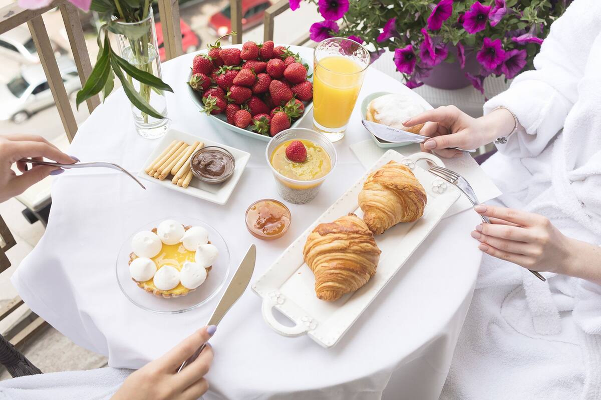 Standard Tek Büyük Yataklı Oda, Balkon | Minibar, odada kasa, masa, ütü/ütü masası