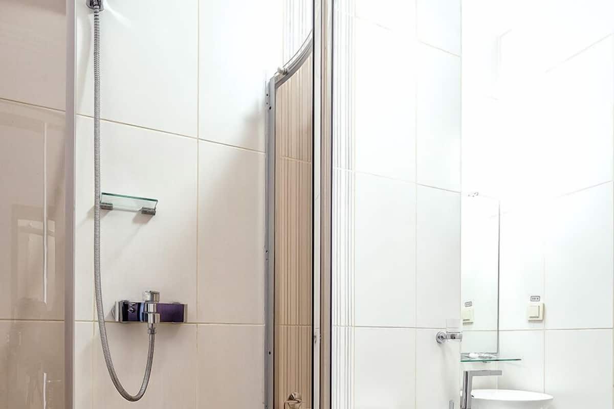 Superior Tek Büyük Yataklı Oda | Minibar, odada kasa, masa, ütü/ütü masası