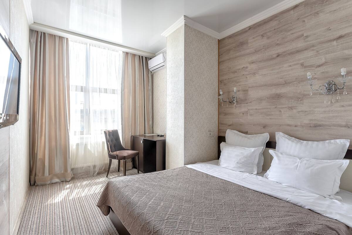 Standard Double Room | Minibar, in-room safe, desk, iron/ironing board
